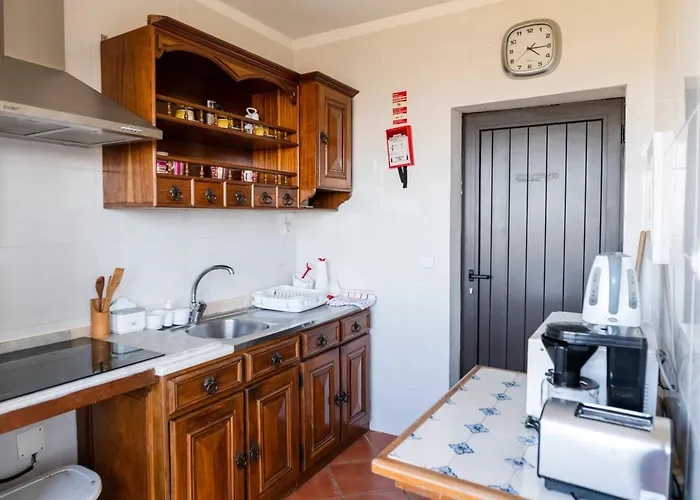 Cosy In With Shared Pool And Views Villa *